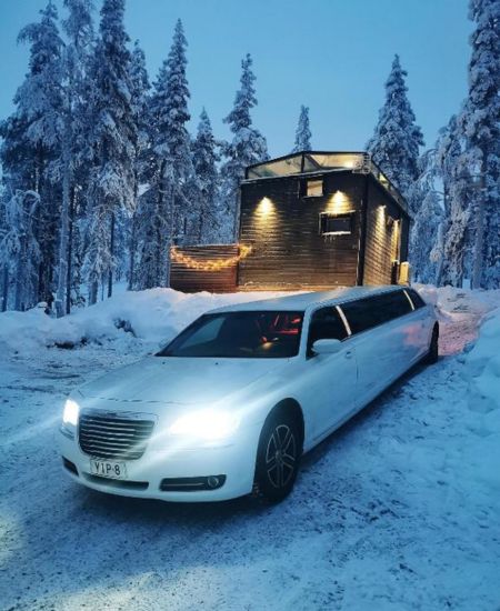 Lasi-iglu saunalla ja porealtaalla