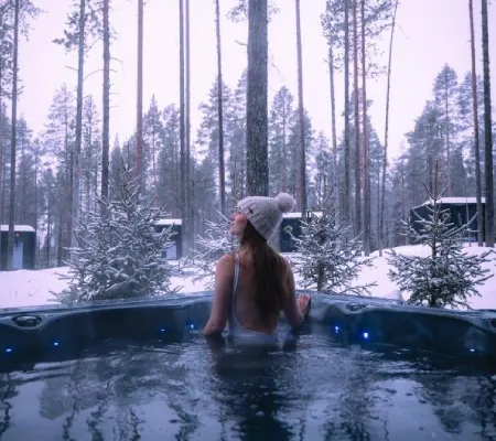 Lasi-iglu porealtaalla Levillä