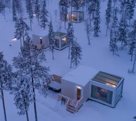 Lasi-mökki porealtaalla Levillä