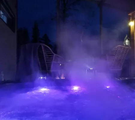 Lasi-iglu, jonka oma poreallas tarjoaa täydellistä yksityisyyttä